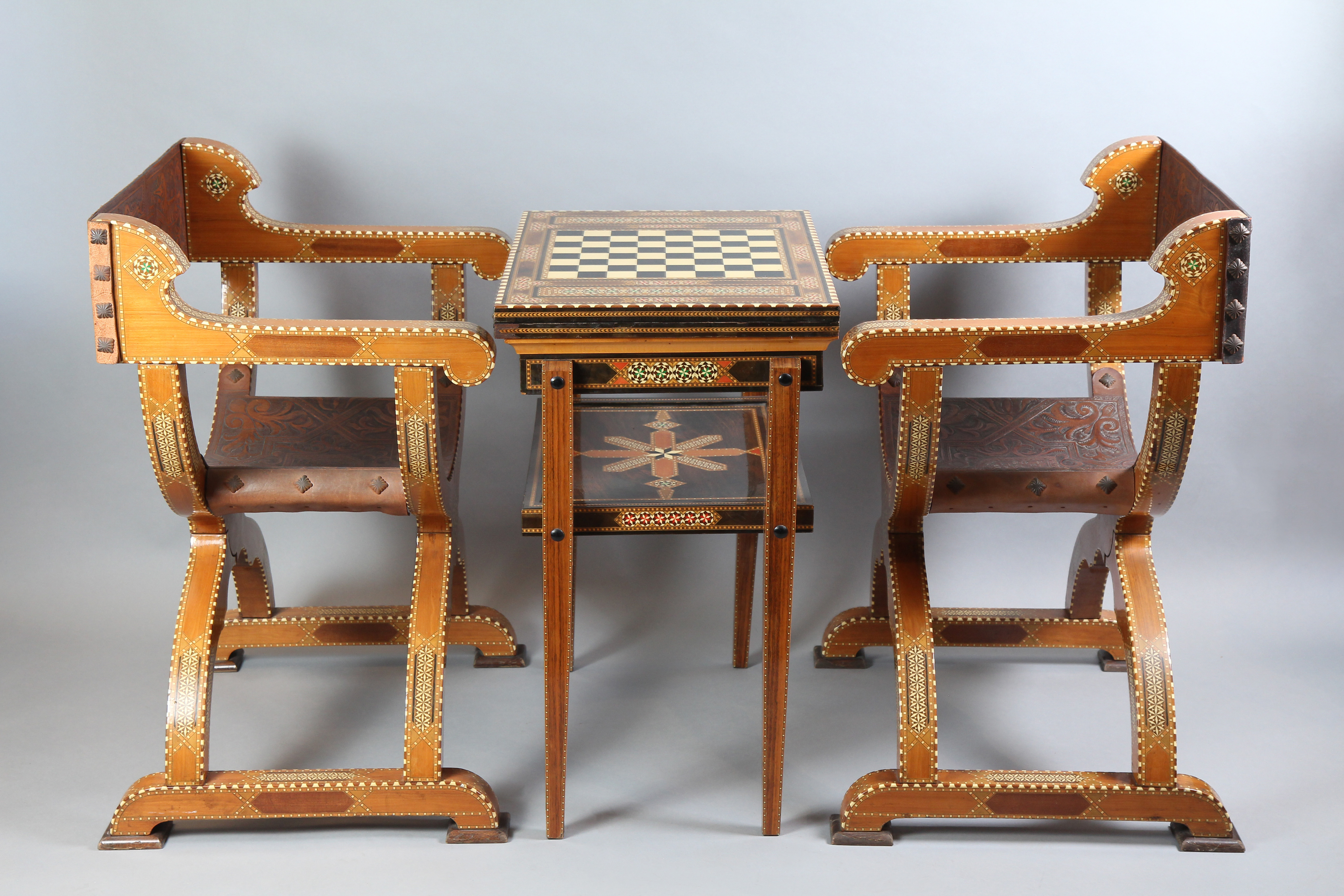 MESA DE JUEGO CON SILLAS